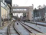 構内(2022年1月、駅北側の踏切より)
