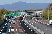 E1A伊勢湾岸自動車道側から見るJCT。奥は鈴鹿セブンマウンテンの峰々。