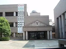 正門から