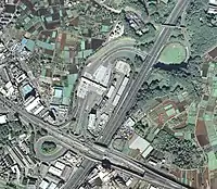 当初からダブルトランペット型を採用した横浜町田IC（画像左端）とシングルトランペットとして発足してのちにダブル化した浜松IC（1975年と2015年の画像の比較）。（国土地理院地図・空中写真閲覧サービスの航空写真を元に加工）