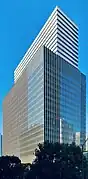 北側よりビル上部を撮影（2022年11月）