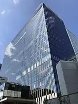 南東側、京急グループ本社と資生堂グローバルイノベーションセンターの間のスペースより撮影、頭頂部付近は夜間にライトアップされる（2021年10月5日）