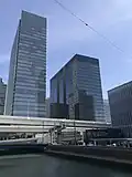 横浜駅東口方面の万里橋より横浜三井ビルディングと当ビルを撮影(2021年10月5日)