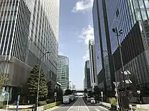 当ビルは横浜三井ビルディング(左側)と西面配置を揃えており、海側に向かって伸びるとちのき通り(中央)の門(ゲート)に見立てている(2022年3月16日)