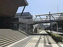 高島二丁目歩道橋と当ビルデッキの接続部（2022年4月12日）
