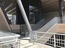 高島二丁目歩道橋のエレベーターが当ビルデッキ接続部に新設された（2022年4月12日）