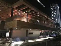 デッキおよびキング軸とプラネタリウムドームのライトアップ（2021年10月28日/※同時点で通行不可）