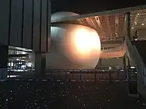 同じくドームのライトアップを当ビル北西側メインゲート内のスペースより撮影、地面にも光の粒が散りばめられている（2021年10月28日）