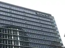 建物上部に取り付けられた“SONY”のロゴ（2020年1月22日）