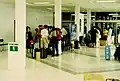 横浜大桟橋での出国手続き（1985年6月29日）