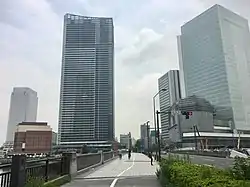 北仲橋手前より本線沿いで開発が進む北仲通地区方面を見る（※2019年7月撮影）