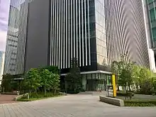 北東側（アイマークプレイス側）低層部、横浜ブルーアベニューも含めて3つのオフィスビルの結節点となっている