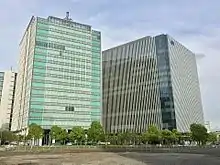 横浜ブルーアベニューと当ビル（北西側より2017年5月撮影）