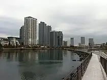 高島水際線公園より、奥に見える3つのタワーマンションはコットンハーバー地区に位置する（2011年12月）