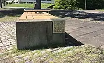 ポートサイド地区のロゴがデザインされた公園のベンチ。老朽化とともにロゴ入りのベンチは数を減らしつつある（2020年9月）