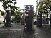 当公園に複数設置されているアルファベットと数字が表記された円柱（2021年4月）