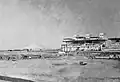 コース内から見た根岸競馬場メインスタンド（一等馬見所、1929年）