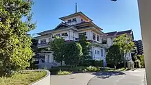 東伏見伯爵家の横浜別邸(神奈川県横浜市磯子区)。昭和12年に香淳皇后の実弟東伏見邦英伯爵により建設された。緩やかな傾斜の屋根と庇が幾重にも重なり、窓には木製の欄干が付され、屋根上に水煙と九輪を乗せたこの建物は、仏殿にも楼閣にも見える和風御殿ともいうべき外観だが、内部は完全な洋風であり、外観の派手さと対照的にシンプルなアール・デコ調の内装。光沢を放つ大理石が多用される。