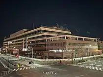北西側からの日没後の外観（竣工前の2023年2月撮影）