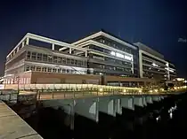 南西側からの日没後の外観（竣工前の2023年2月撮影）