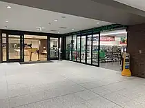 1階の南玄関付近にあるファミリーマートS店と食堂（2024年4月撮影）