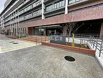 北側の正面入り口付近、入居官署の案内板が設置されている（竣工前の2023年3月撮影）