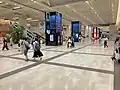 新都市プラザ。左はそごう横浜店正面入口、左上は横浜駅東口バスターミナル・新駅予定地への連絡通路方面、右奥は横浜スカイビル・横浜シティ・エア・ターミナル方面。