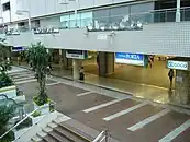 東口の中央通路（旧：東西自由通路）出口付近（2009年8月）