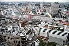 横浜駅とその周辺。手前が東口、奥が西口(2005年撮影)