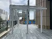 このデッキは52街区が開発中のため現状途切れている（2024年4月撮影）