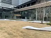 クジラの動きをモチーフにしたベンチ（2024年4月撮影）