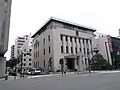 斜向かいより。西面上部の三角形のペディメントも特徴的である。東隣は三菱UFJ銀行横浜支店。