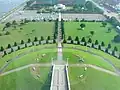 タワーの周囲は公園となっている。