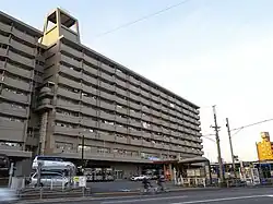 横浜市営バス鶴見営業所。高層の市営住宅を併設している。