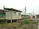 待合室(左)と駅舎(右奥)