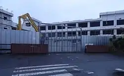 横須賀市立横須賀高等学校 (閉校)校門と校舎の取り壊しの様子。
