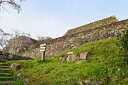 本丸石垣（右に大天守台、左に副天守台）