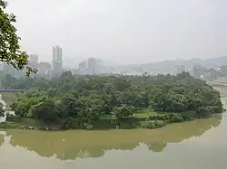 北塔から望む沙渓と亀山公園