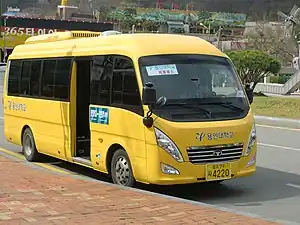 校内を走るシャトルバス(2015年4月)