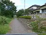 廃線跡の遊歩道と寄島駅のプラットホーム（右側）。（2010年9月25日）