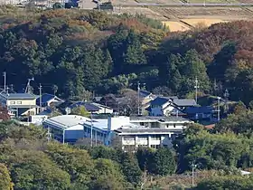 養老山地の養老山方面から望む養老町立上多度小学校(2017年11月21日撮影)