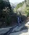 砂防堰堤を横切る養老山の登山道