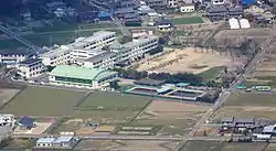 養老山地から望む養老町立養老小学校(2017年4月14日撮影)