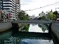 中島川にかかる万橋とその袂にある長崎支店を望む(長崎市)