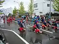 旗と踊りの共演