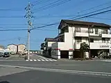 駅前風景。奥の突き当たりが長浜港（2006年8月）