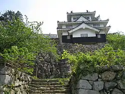 石垣と鉄櫓（模擬再建）