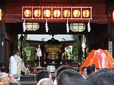 明神神輿。諏訪神社拝殿内部に安置されている。奥に本殿が見える。
