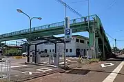 東口へと繋がる跨線橋と吉田駅前駐車場（2021年9月）