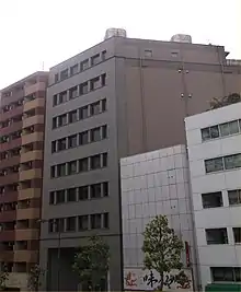 本社(中央の灰色の建物)